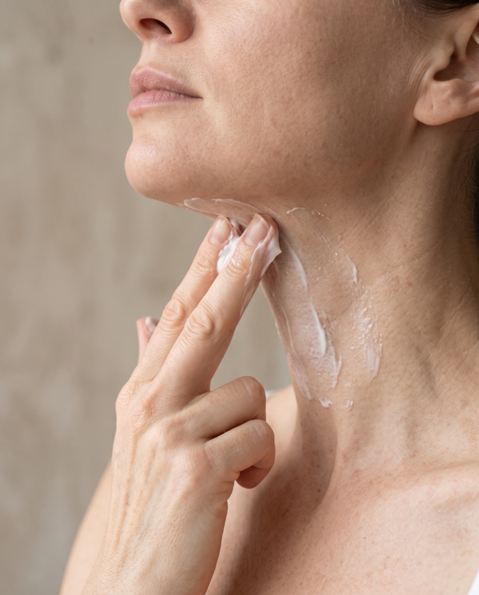 Aplicaci&oacute;n de la crema en el cuello